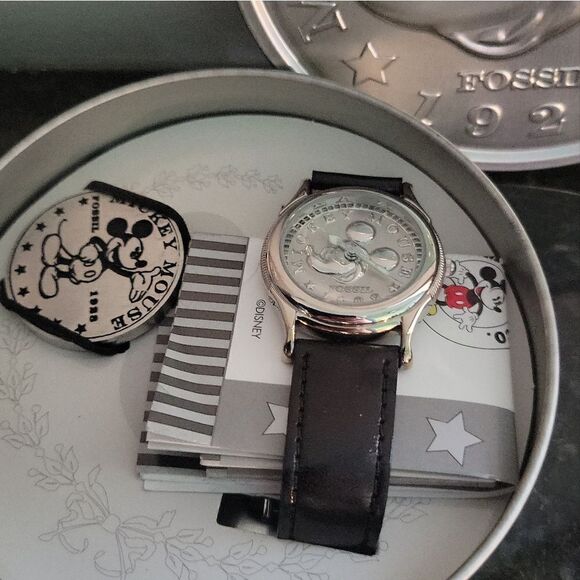 RARE VINTAGE FOSSIL MICKEY MOUSE LIMITED EDITION SILVER WATCH & COIN - Picture 2 of 5